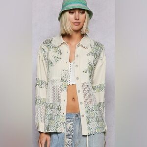 Designed in long sleeve regular fit shirt top in double gauze with print patch